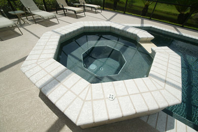 Modelo de piscinas y jacuzzis de tamaño medio a medida y interiores con adoquines de hormigón