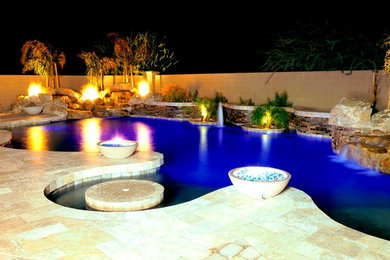 Inspiration för en funkis anpassad pool på baksidan av huset, med kakelplattor