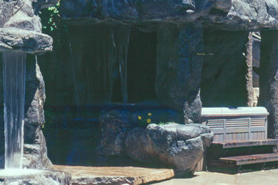 サクラメントにある広いラスティックスタイルのおしゃれなプール (天然石敷き) の写真