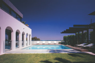 Mittelgroßer Moderner Schwimmteich neben dem Haus in rechteckiger Form mit Betonboden in Melbourne