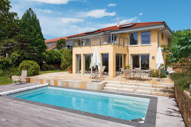 Ejemplo de piscina alargada mediterránea de tamaño medio rectangular en patio trasero con entablado