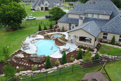 Diseño de piscinas y jacuzzis alargados rústicos a medida en patio trasero con adoquines de hormigón