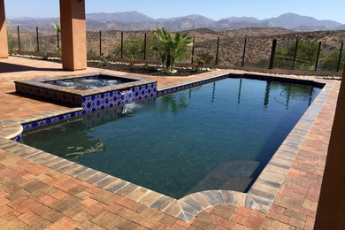 Diseño de piscinas y jacuzzis alargados mediterráneos grandes rectangulares en patio trasero con adoquines de hormigón