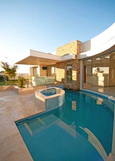 Contemporary Swimming Pool by Jamie King Landscape Architect
