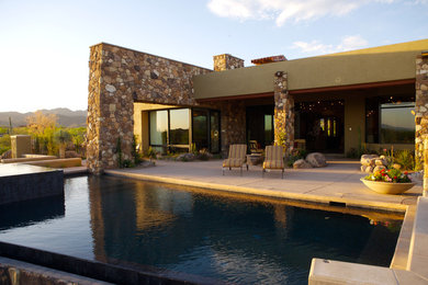 Großer Moderner Pool hinter dem Haus in rechteckiger Form mit Natursteinplatten in Phoenix