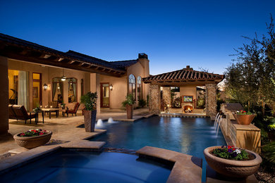 Foto de casa de la piscina y piscina alargada clásica renovada grande a medida en patio trasero con adoquines de piedra natural