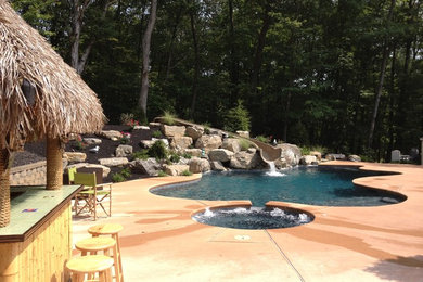Imagen de piscinas y jacuzzis naturales clásicos a medida en patio trasero con entablado