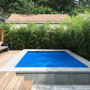 Idee per una grande piscina fuori terra minimalista personalizzata dietro casa con una dépendance a bordo piscina e pedane
