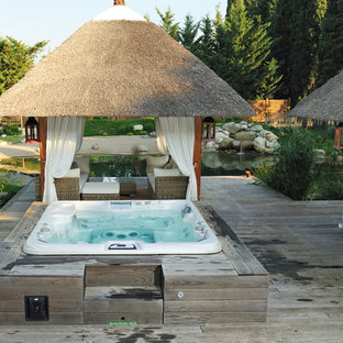 Diseño de piscinas y jacuzzis tradicionales, en patio trasero, con entablado