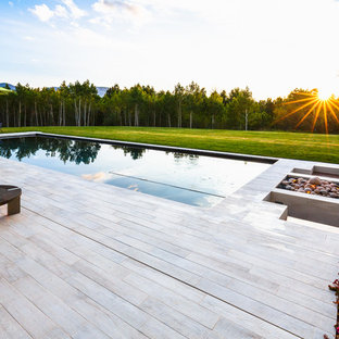 Foto di una piscina contemporanea rettangolare di medie dimensioni e dietro casa con pedane