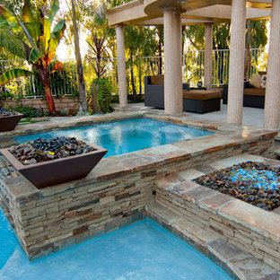 Foto de piscinas y jacuzzis naturales, clásicos renovados, grandes, a medida, en patio trasero, con adoquines de piedra natural