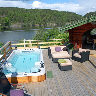 Esempio di una piscina fuori terra country rettangolare di medie dimensioni e dietro casa con una vasca idromassaggio e pedane