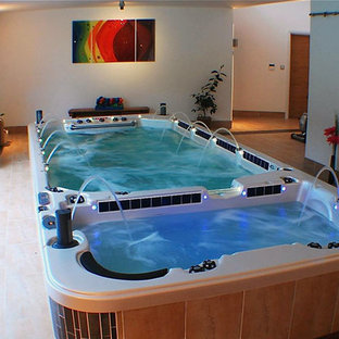 Esempio di una piscina fuori terra contemporanea rettangolare di medie dimensioni e in cortile con una vasca idromassaggio e pedane