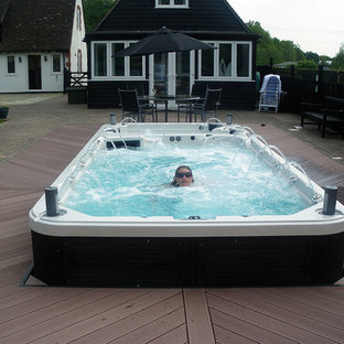 Foto di una piscina fuori terra classica rettangolare di medie dimensioni e dietro casa con una vasca idromassaggio e pedane