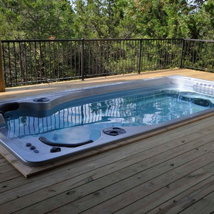 Idee per una piccola piscina rustica rettangolare dietro casa con una vasca idromassaggio e pedane