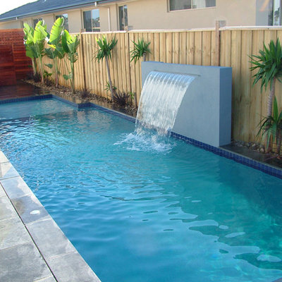 Inspiration for a modern courtyard pool remodel in Melbourne