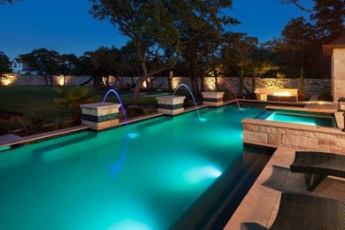 Ejemplo de piscina minimalista de tamaño medio rectangular en patio trasero