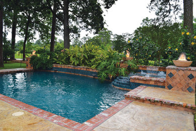 Elegant pool photo in Houston