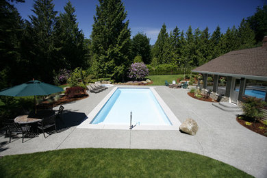Modelo de piscina rectangular en patio trasero
