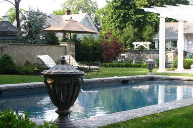 На фото: маленький спортивный, прямоугольный бассейн на заднем дворе в классическом стиле с покрытием из каменной брусчатки для на участке и в саду с