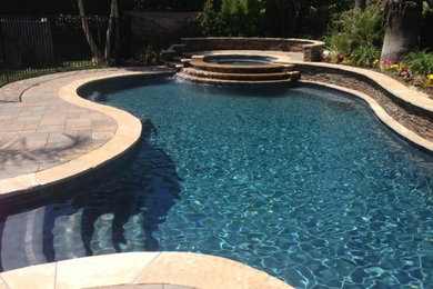 Example of an island style pool design in Los Angeles
