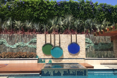 Diseño de piscinas y jacuzzis alargados modernos grandes rectangulares en patio trasero con suelo de baldosas