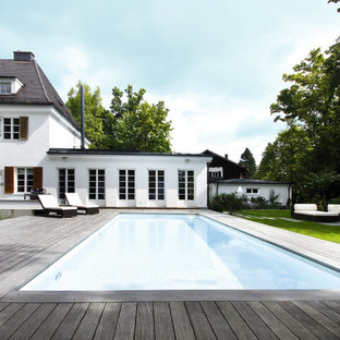 Aménagement d'une grand piscine arrière classique rectangle.