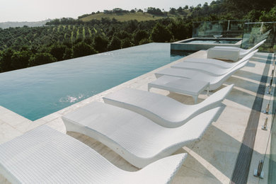 Imagen de piscinas y jacuzzis elevados actuales de tamaño medio rectangulares en azotea con adoquines de piedra natural