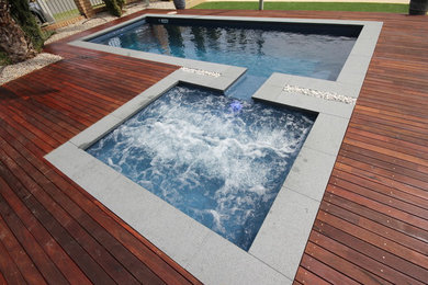 Ejemplo de piscina minimalista pequeña en patio