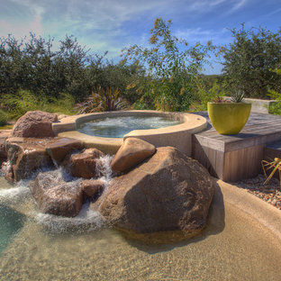 Modelo de piscinas y jacuzzis naturales de estilo americano