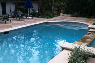 Ejemplo de piscinas y jacuzzis alargados mediterráneos de tamaño medio a medida en patio trasero con losas de hormigón