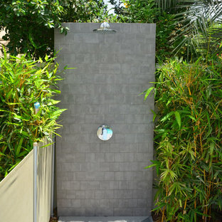 Immagine di una piscina monocorsia scandinava rettangolare di medie dimensioni e dietro casa con pedane