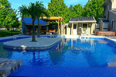 Modelo de piscina exótica a medida en patio trasero