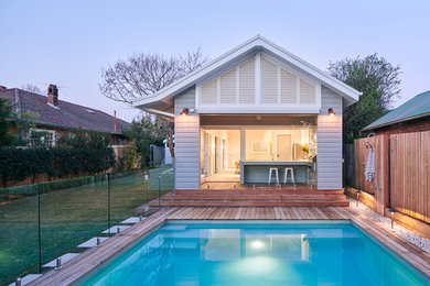 Cette photo montre une piscine chic.