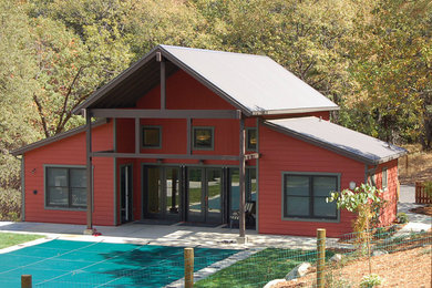 Idee per una piscina monocorsia country rettangolare di medie dimensioni e dietro casa con lastre di cemento
