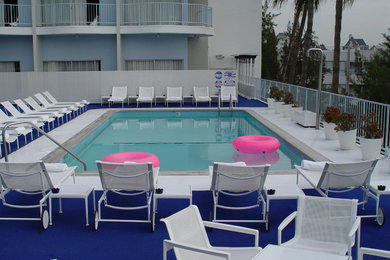 Pool - mid-century modern pool idea in Los Angeles