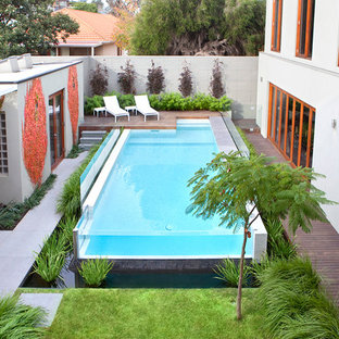 Ispirazione per una piscina fuori terra minimal rettangolare di medie dimensioni e dietro casa con pedane