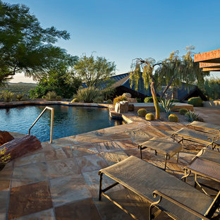 Modelo de piscina de estilo americano, a medida, en patio trasero, con adoquines de piedra natural