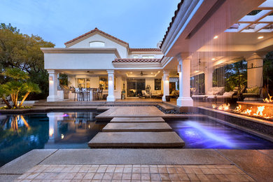 Imagen de piscina con fuente alargada tradicional renovada grande rectangular en patio trasero con entablado