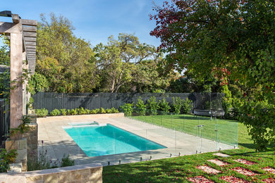 На фото: прямоугольный бассейн среднего размера в классическом стиле с покрытием из каменной брусчатки с