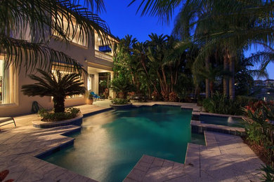 This is an example of a contemporary swimming pool in Orlando.