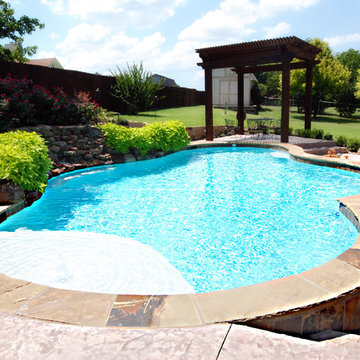 Traditional Pool and Spa with Raised Beam Wall