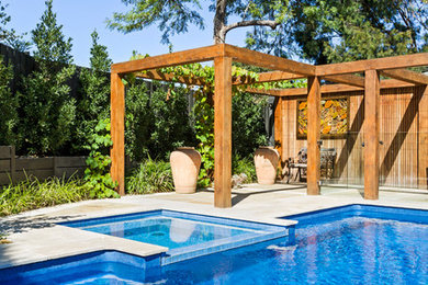 Пример оригинального дизайна: спортивный, прямоугольный бассейн среднего размера на заднем дворе в средиземноморском стиле с домиком у бассейна и покрытием из каменной брусчатки