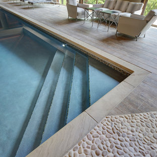 Foto di una piscina coperta design rettangolare con pedane e una dépendance a bordo piscina