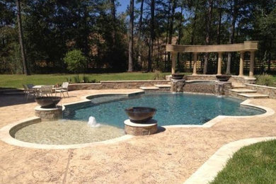 Ejemplo de piscina clásica grande con adoquines de piedra natural