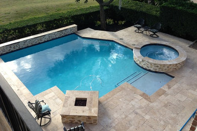 Diseño de piscinas y jacuzzis tradicionales de tamaño medio a medida en patio trasero con adoquines de hormigón