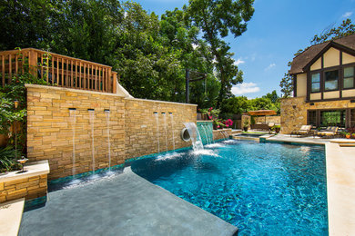 Ejemplo de piscina con fuente alargada clásica rectangular en patio trasero