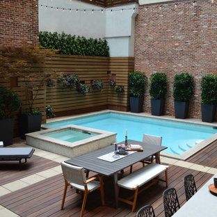 Esempio di una piccola piscina contemporanea rettangolare dietro casa con una vasca idromassaggio e pedane