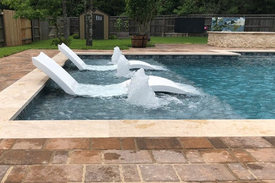 Idee per una piscina monocorsia classica rettangolare di medie dimensioni e dietro casa con una vasca idromassaggio e pavimentazioni in mattoni