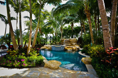 Imagen de piscina con fuente tropical a medida